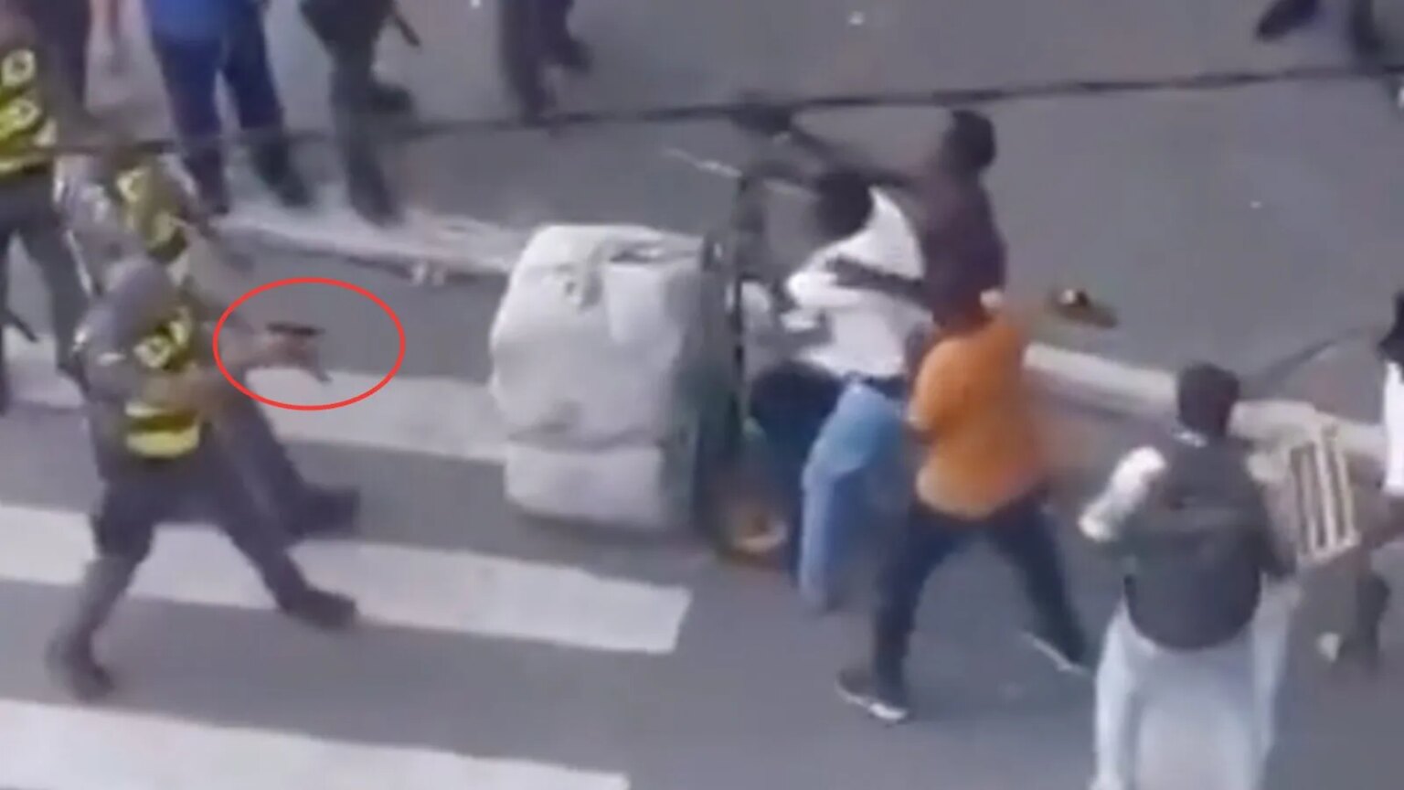 no-bras-ambulante-senegales-morre-por-violencia-policial-video-que-circula-nas-redes-mostra-momento-em-que-policial-saca-a-arma-e-atira-no-ambulante-foto-redes-sociais-reproducao-tvt-news