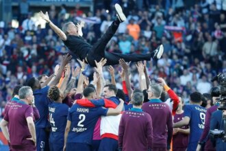 psg-e-campeao-invicto-com-6-rodadas-de-antecedencia-tecnico-luis-enrique-comemora-com-a-equipe-o-titulo-invicto-do-psg-foto-l-valroff-teampics-gettyimages-psg-tvt-news