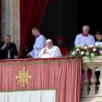 papa-francisco-aparece-para-bencao-de-pascoa-ainda-se-tratando-da-pneumonia-papa-francisco-aparece-na-varanda-do-vaticano-para-dar-bencao-de-pascoa-foto-vatican-news-tvt-news