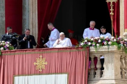 papa-francisco-aparece-para-bencao-de-pascoa-ainda-se-tratando-da-pneumonia-papa-francisco-aparece-na-varanda-do-vaticano-para-dar-bencao-de-pascoa-foto-vatican-news-tvt-news