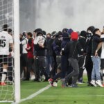 torcedores-chilenos-invadiram-o-campo-foto-javier-torres-afp-tvt-news
