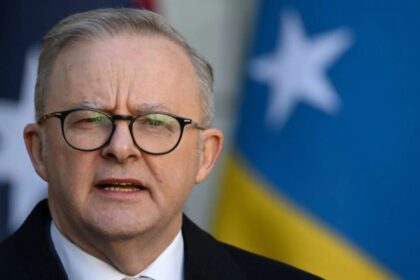 Primeiro ministro da Australia tropeca cai em pleno evento e imagens.jpg