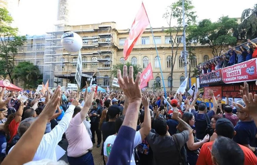 Professores da rede estadual de SP entram em greve nesta sexta, 25