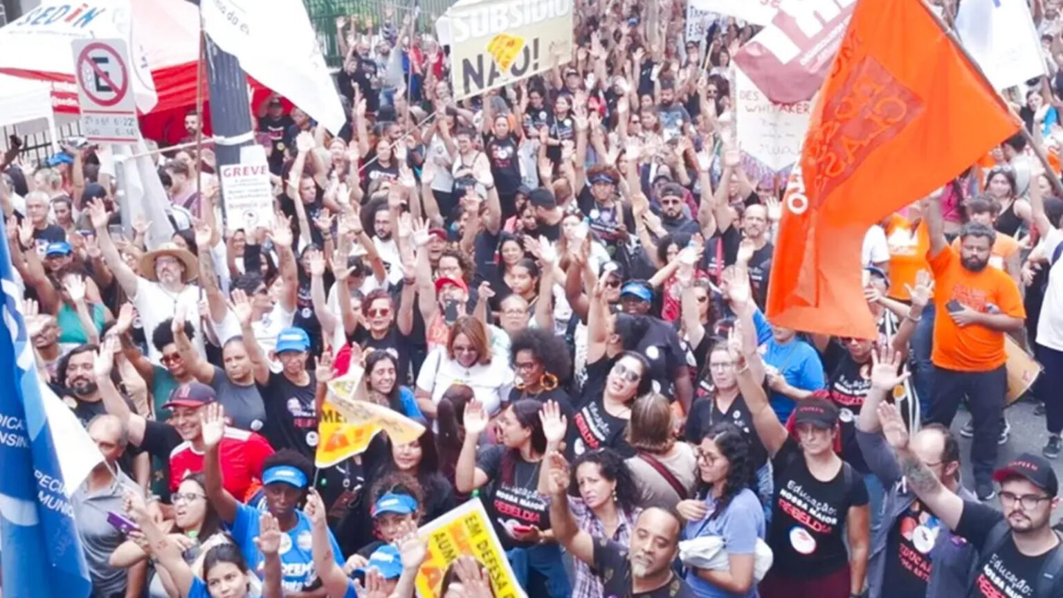 professores-municipais-sp-decidem-continuar-greve-nesta-quarta-feira-23-os-professores-fazem-uma-nova-manifestacao-em-frente-a-camara-municipal-no-centro-de-sao-paulo-foto-sinpeem-divulgacao