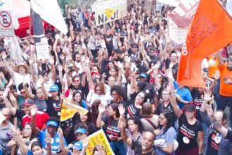 professores-municipais-sp-decidem-continuar-greve-nesta-quarta-feira-23-os-professores-fazem-uma-nova-manifestacao-em-frente-a-camara-municipal-no-centro-de-sao-paulo-foto-sinpeem-divulgacao