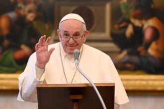 quando-vai-comecar-o-conclave-entenda-a-tradicao-papa-francisco-foi-eleito-apos-dois-dias-de-conclave-em-2013-foto-vatican-news-reproducao