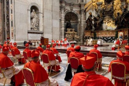 quem-entra-papa-sai-cardeal-os-candidatos-ao-cargo-e-a-escolha-do-novo-papa-cardeais-se-encontrarao-para-definir-o-novo-papa-da-igreja-catolica-reproducao-vatican-news-tvt-news