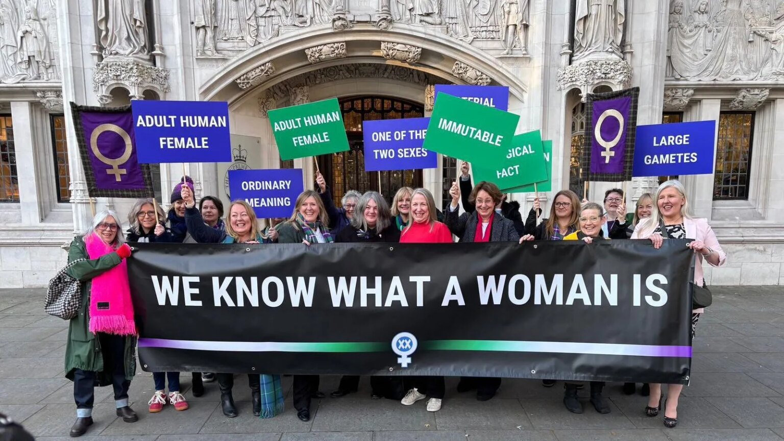 reino-unido-decide-que-mulheres-nao-sao-amparadas-pela-lei-da-igualdade-de-2010-grupo-comemora-a-decisao-do-reino-unido-foto-for-women-scotland-reproducao-tvt-news