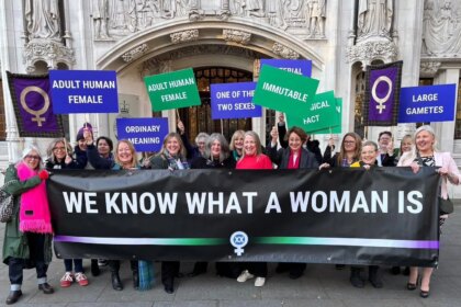 reino-unido-decide-que-mulheres-nao-sao-amparadas-pela-lei-da-igualdade-de-2010-grupo-comemora-a-decisao-do-reino-unido-foto-for-women-scotland-reproducao-tvt-news