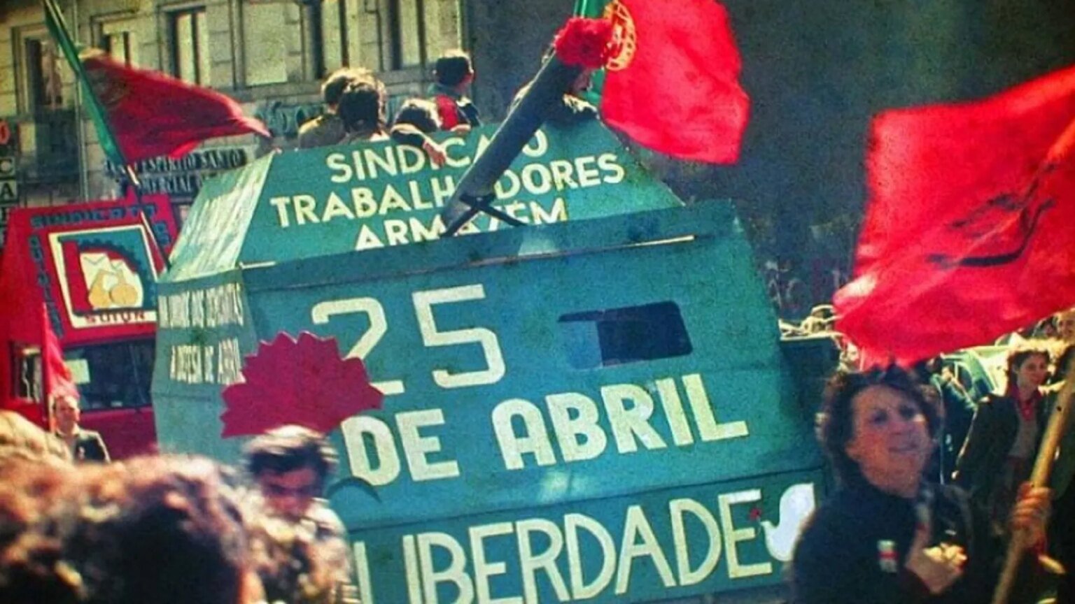 revolucao-dos-cravos-portugal-liberdade-foto-arquivo-tvt-news