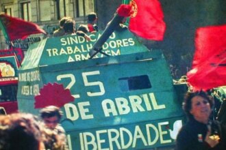 revolucao-dos-cravos-portugal-liberdade-foto-arquivo-tvt-news