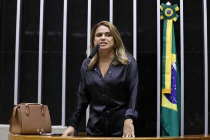 Saiba quem e a deputada que retirou assinatura da anistia.jpg