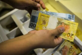 trabalhador-pode-trocar-dividas-mais-caras-por-consignado-clt-no-programa-taxas-estao-um-pouco-acima-de-3-por-cento-ao-mes-foto-marcello-casal-jr-abr-tvt-news