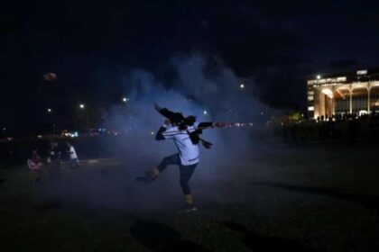 Tumulto e bombas de efeito moral contra indigenas na Esplanada.jpg