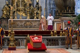 Corpo-do-Papa-Francisco-no-interior-da-Basílica-de-São-Pedro.-Foto:-Vatican-News-tvt-news