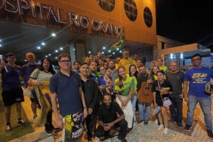 Vigilia reune apoiadores de Bolsonaro em frente ao Hospital Rio.jpg