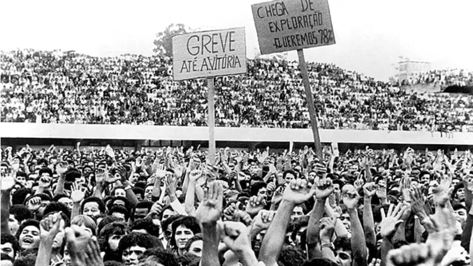 1-de-maio-no-brasil-historia-de-lutas-conquistas-e-resistencia-da-classe-trabalhadora-trabalhadores-em-assembleia-no-estadio-de-vila-euclides-em-sao-bernardo-do-campo-em-marco-de-1979-foto-memorial-da-democracia-tvt-news