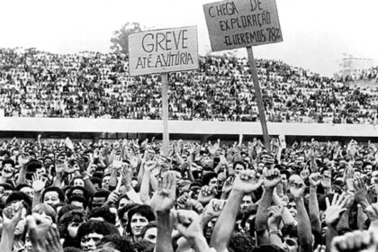1-de-maio-no-brasil-historia-de-lutas-conquistas-e-resistencia-da-classe-trabalhadora-trabalhadores-em-assembleia-no-estadio-de-vila-euclides-em-sao-bernardo-do-campo-em-marco-de-1979-foto-memorial-da-democracia-tvt-news