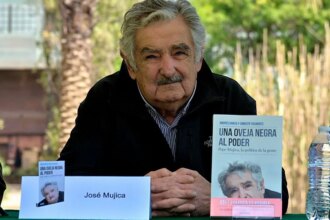 pepe-mujica-jose-alberto-pepe-mujica-cordano-e-um-politico-da-esquerda-da-america-latina-e-agricultor-uruguaio-foi-presidente-do-uruguai-entre-2010-e-2015-apos-deixar-a-presidencia-foi-senador-de-marco-de-2015-ate-agosto-de-2018-foto-wikimedia-commons-tvt-news