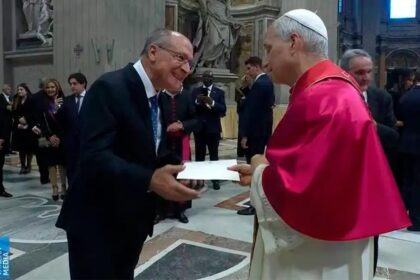 cop-30-alckmin-entrega-ao-papa-convite-para-visitar-brasil-alckmin-entrega-carta-ao-papa-leao-xiv-foto-vatican-news-reproducao-tvt-news