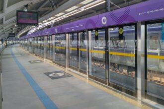 apos-morte-passageiro-linha-5-barreiras-trem-estacoes-da-linha-5-lilas-nao-tem-sensores-de-presenca-na-porta-de-seguranca-foto-wikimedia-commons