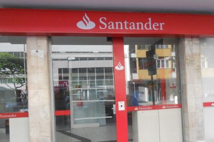 audiencia-publica-denuncia-fechamento-de-agencias-e-terceirizacao-fraudulenta-no-santander-o-fechamento-de-agencias-sobrecarrega-as-unidades-restantes-resultando-em-superlotacao-e-precarizacao-do-atendimento-foto-wikimedia-commons-tvt-news