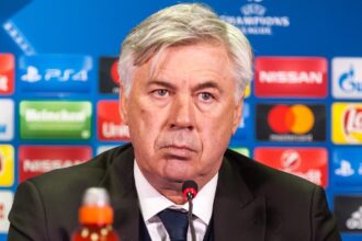 Considerado-um-dos-técnicos-mais-vitoriosos-da-história-do-futebol,-carlo--Ancelotti-chega-com-a-missão-de-comandar-o-Brasil-nas-Eliminatórias-da-Copa-do-Mundo-de-2026-e-buscar-o-inédito-hexacampeonato.-Foto:-Wikimedia-Commons-tvt-news