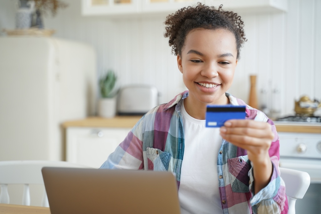 Menor de 18 anos pode ter um cartão de crédito?