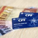 CPF e dinheiro - Créditos: depositphotos.com / Mehaniq