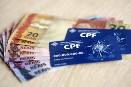 CPF e dinheiro - Créditos: depositphotos.com / Mehaniq