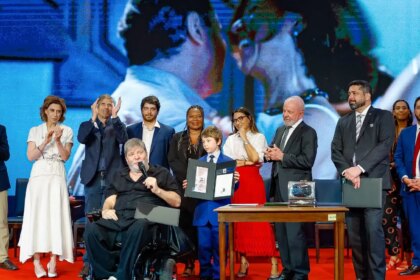 presidente-lula-lanca-selo-correios-celebracao-trajetoria-eunice-paiva-selo-recebido-filho-eunice-ainda-estou-aqui-marcelo-rubens-paiva-joaquim-paiva