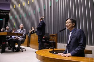 fenae-54-anos-entidade-recebe-homenagem-na-camara-dos-deputados-federacao-nacional-das-associacoes-do-pessoal-da-caixa-fenae-faz-54-anos-e-recebe-homenagem-em-sessao-solene-na-camara-dos-deputados-foto-fenae-tvt-news