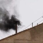 fumaca-preta-na-capela-sistina-conclave-fumaca-preta-indica-que-o-novo-papa-nao-foi-eleito-imagem-reproducao-vatican-news-tvt-news