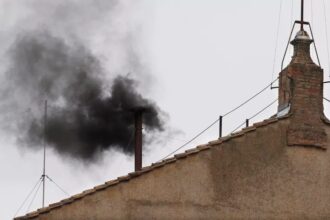 fumaca-preta-na-capela-sistina-conclave-fumaca-preta-indica-que-o-novo-papa-nao-foi-eleito-imagem-reproducao-vatican-news-tvt-news