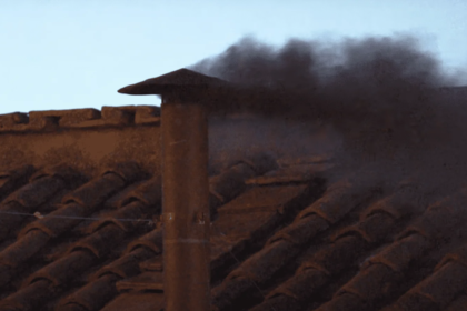 conclave-fumaca-preta-na-capela-sistina-capela-sistina-mostra-fumaca-que-sinaliza-que-o-papa-ainda-nao-foi-escolhido-foto-vatican-news-reproducao-tvt-news