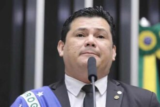Hugo assina suspensao de mandato de Gilvan da Federal apos.jpg