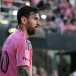O-atacante-argentino-número-10-do-Inter-Miami,-Lionel-Messi,-observa-durante-a-partida-da-Major-League-Soccer-entre-o-Inter-Miami-CF-e-o-Orlando-City-SC-no-Estádio-Chase-em-Fort-Lauderdale-Florida-em-18-de-maio-de-2025.-(Foto-de-Chandan-Khanna-/-AFP-TVT-NEWS