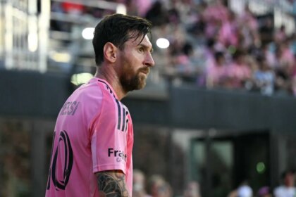 O-atacante-argentino-número-10-do-Inter-Miami,-Lionel-Messi,-observa-durante-a-partida-da-Major-League-Soccer-entre-o-Inter-Miami-CF-e-o-Orlando-City-SC-no-Estádio-Chase-em-Fort-Lauderdale-Florida-em-18-de-maio-de-2025.-(Foto-de-Chandan-Khanna-/-AFP-TVT-NEWS