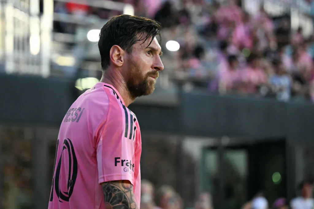 O-atacante-argentino-número-10-do-Inter-Miami,-Lionel-Messi,-observa-durante-a-partida-da-Major-League-Soccer-entre-o-Inter-Miami-CF-e-o-Orlando-City-SC-no-Estádio-Chase-em-Fort-Lauderdale-Florida-em-18-de-maio-de-2025.-(Foto-de-Chandan-Khanna-/-AFP-TVT-NEWS