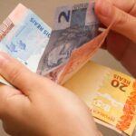 inflacao-saiba-como-receber-valores-de-dinheiro-esquecido-notas-de-dinheiro-sendo-folheadas-foto-filipe-castilhos-tvt-news