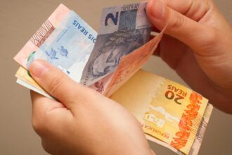 inflacao-saiba-como-receber-valores-de-dinheiro-esquecido-notas-de-dinheiro-sendo-folheadas-foto-filipe-castilhos-tvt-news