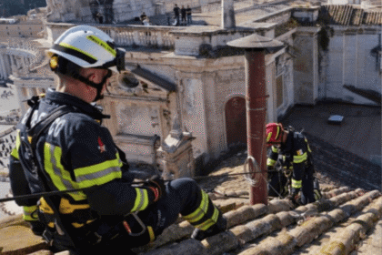 instalada-chamine-na-capela-sistina-que-anunciara-novo-papa-fumaca-branca-indica-que-um-novo-papa-foi-escolhido-foto-reproducao-vatican-news-tvt-news