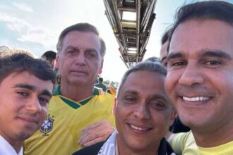 Jair Bolsonaro comparece a caminhada pela anistia no DF.jpg
