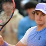 Joao-Fonseca-roland-garros-alcancou-a-melhor-posicao-de-sua-carreira-o-54-lugar-no-PIF-ATP-Live-Rankings-Foto-Peter-Staples-ATPtour-tvt-news