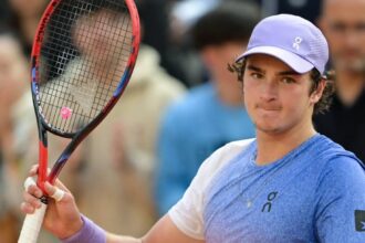Joao-Fonseca-roland-garros-alcancou-a-melhor-posicao-de-sua-carreira-o-54-lugar-no-PIF-ATP-Live-Rankings-Foto-Peter-Staples-ATPtour-tvt-news