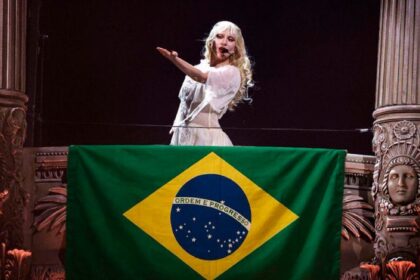 lady-gaga-reune-2-1-milhoes-de-fas-em-copacabana-e-entra-pra-historia-lady-gaga-durante-discurso-na-noite-de-sabado-3-em-copacabana-no-rio-reproducao-x-tvt-news