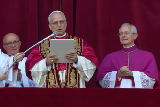 leao-xiv-habemus-papam-fumaca-branca-no-vaticano-chamine-na-capela-sistina-fumaca-branca-indica-que-o-papa-for-eleito-imagem-reproducao-vatican-news-tvt-news