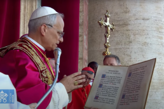 habemus-papam-fumaca-branca-no-vaticano-chamine-na-capela-sistina-fumaca-branca-indica-que-o-papa-for-eleito-imagem-reproducao-vatican-news-tvt-news