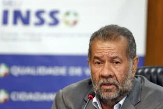 aposentadoria-em-2025-entenda-novas-regras-o-ministro-da-previdencia-social-carlos-lupi-fala-durante-lancamento-do-cartao-meu-inss-vale-mais-foto-bruno-peres-agencia-brasil-tvt-news