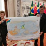 Na China Dilma exibe mapa invertido com Brasil no centro.jpg